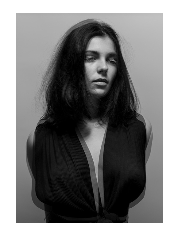 portrait femme vibrante photographie en noir et blanc
