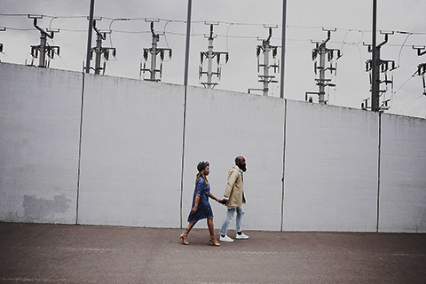 fashion urban photographie Couple Bloggeur marchant sur un terrain de basquet Paris
