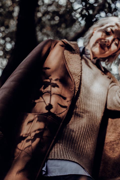 Fashion photographie de la Blogueuse Cécile Na . Jeux de lumière dans la forêt pour un partenariat avec la marque Gérard Darel.