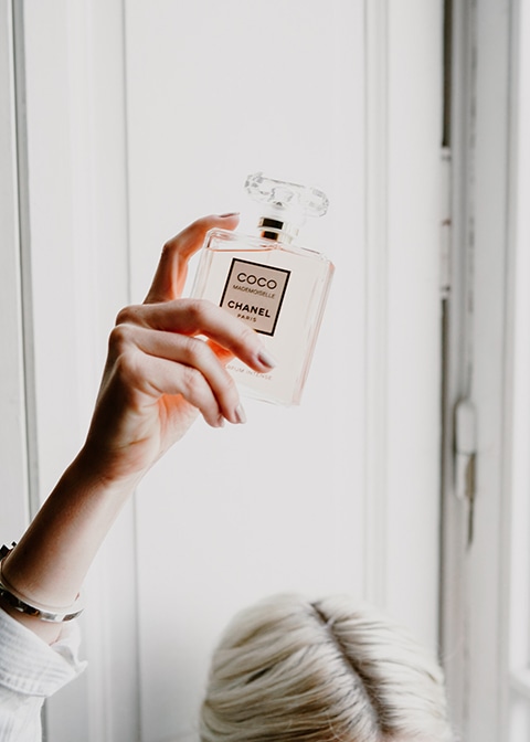 Nature morte du flacon COCO Mademoiselle. Photographie de la Blogueuse Cécile Na pour un partenariat avec la marque Chanel.