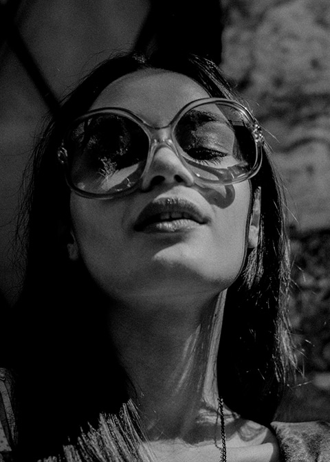Fashion photographie pour la marque Vintage Les Flaneuses .Portrait Noir et Blanc dans les ruelles de Eze Villages.