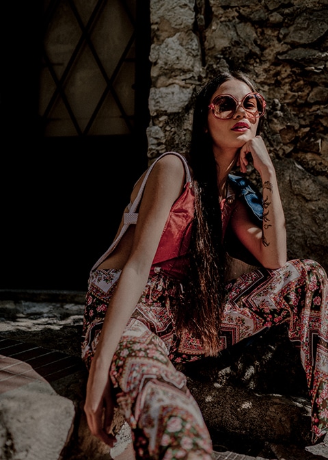 Fashion photographie pour la marque Vintage Les Flaneuses .Portrait Couleur dans les ruelles de Eze Villages.