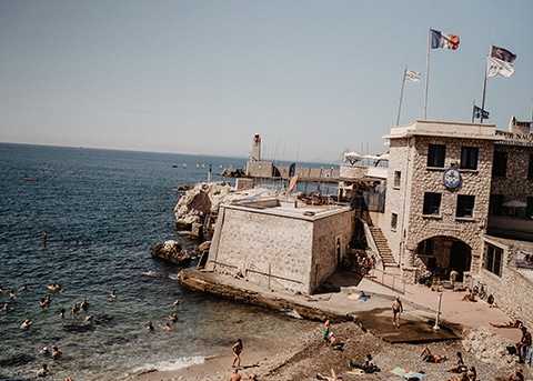 Photographie Lifestyle avec la Blogueuse Cécile Na pour la CCI Nice Côte d'azur. Vue du port de Nice.