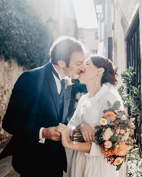 Coffret Mariage/ Séance Couple réalisée dans les ruelles d'Antibes.