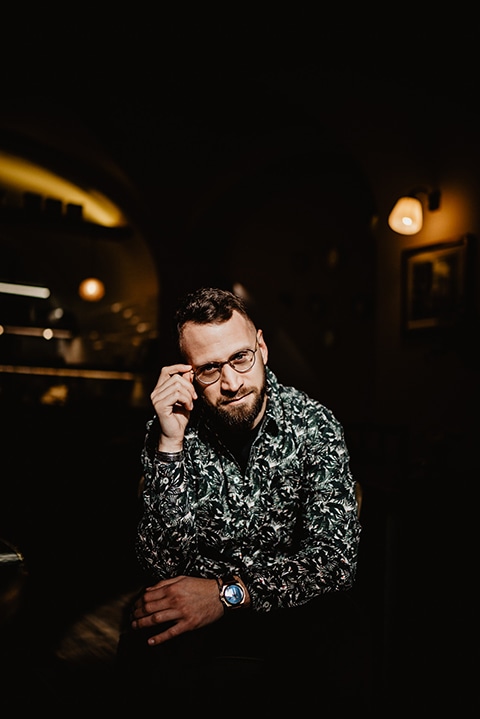 Fashion photographie du Blogueur Beau Parleur jeux de lumière dans le café chez Marinette , vieux Nice
