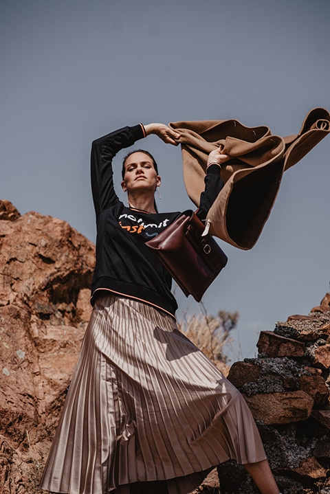 fashion photographie campagne hivers mannequin femme urbaine posant entre les rochers sauvages de la côte d'azur