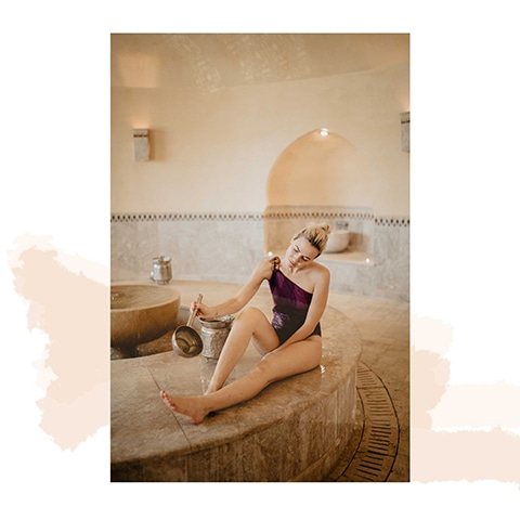 Lifestyle photographie de la Blogueuse Cécile Na dans un Hammam à Monastir en Tunisie. pour un partenariat avec l'agence de Voyage Happy Few Voyage.